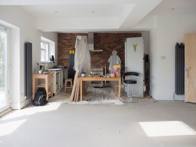 Chantier de rénovation d'une cuisine Cuisine en cours de rénovation, meubles bas posés et plan de travail à installer